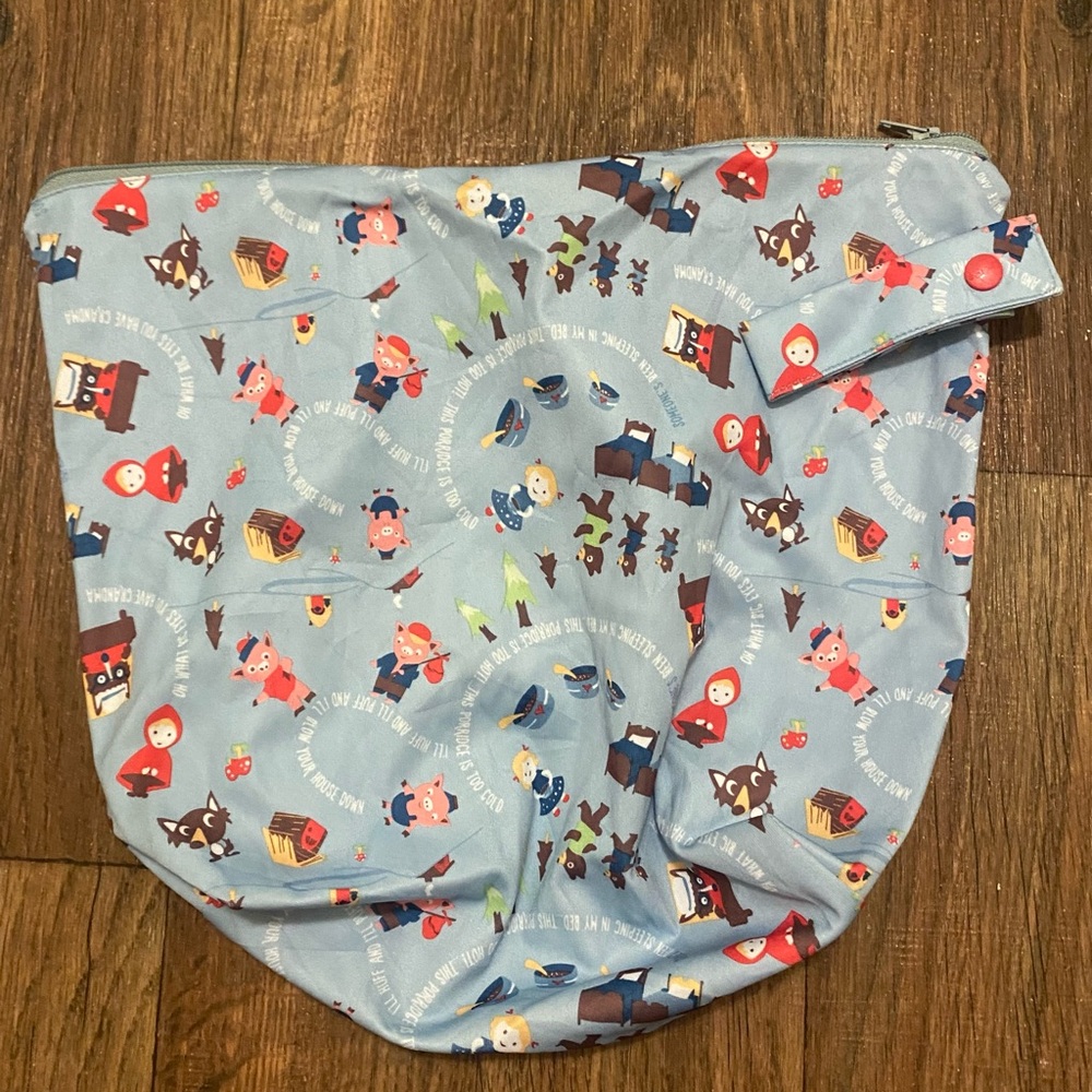 Grovia Zippered Wet Bag Kids Baby Blue Allover Print 12”x10” 12”H X 10”W
Diaper